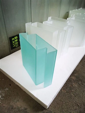 Nội thất u hồ sơ tường kính